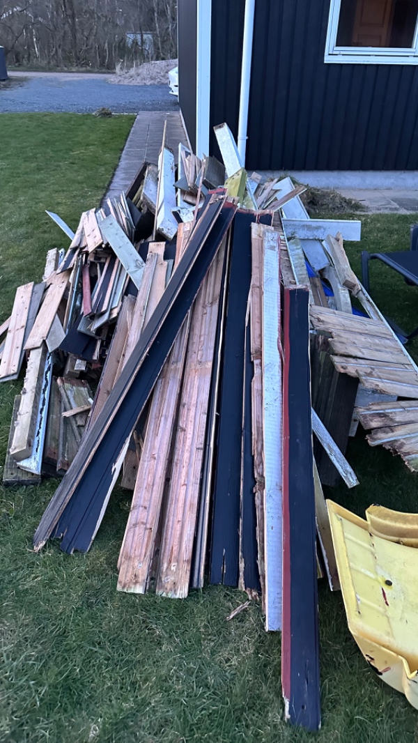 Vi vil gerne have kørt træaffald + lidt plastik væk.