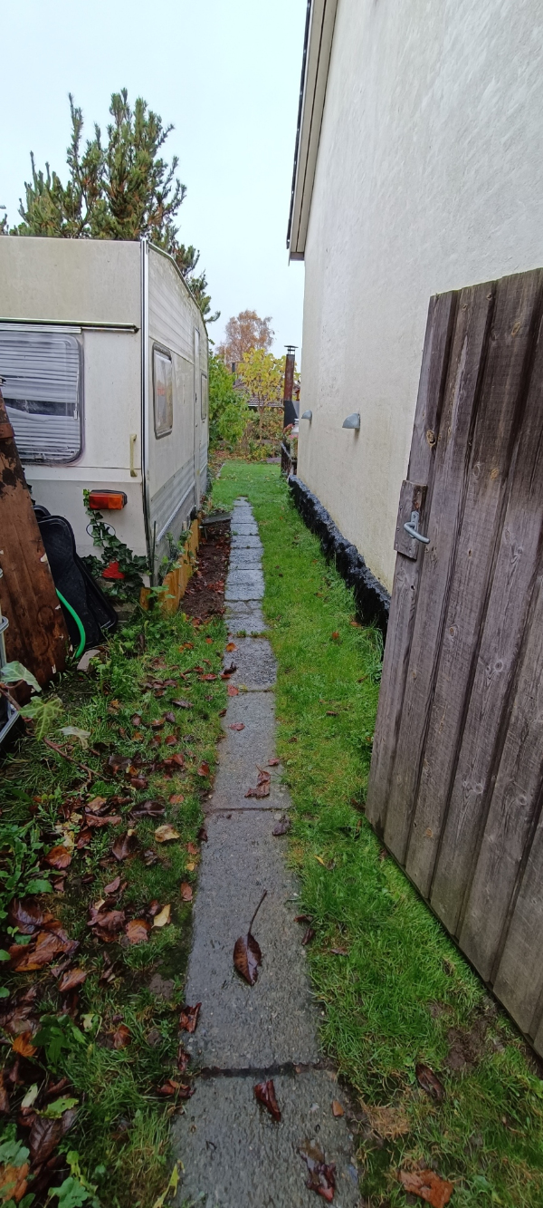 Fliser på gangsti og trailer parkering