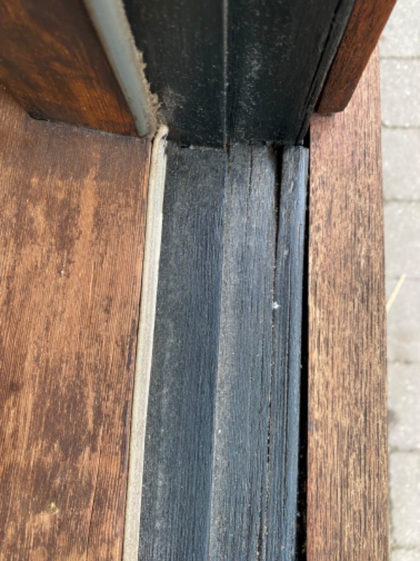 Rep. af træværk 2 vinduer og ny dør i kælder.