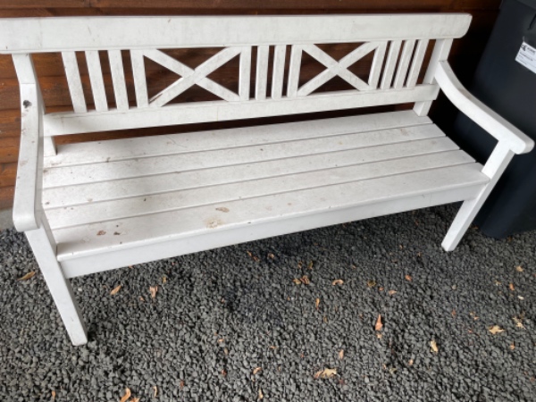 Bænk skal slibes, males og repareres