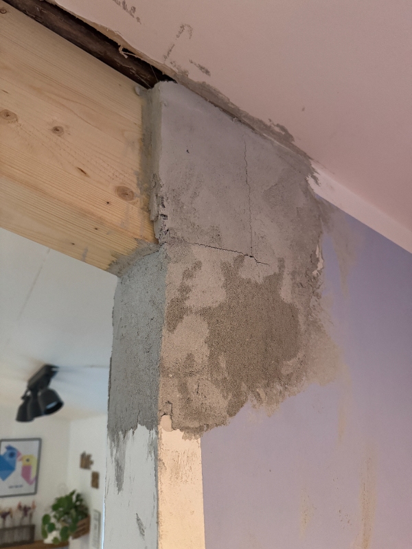 Opsætning af liste, panel, lukning af hul i loft og bjælke