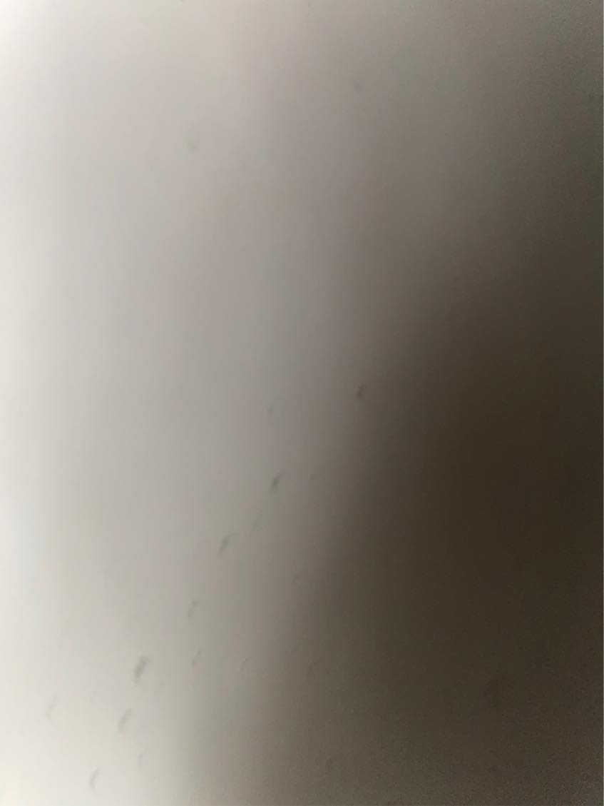 Få hængt 2 hylder og en lampe op