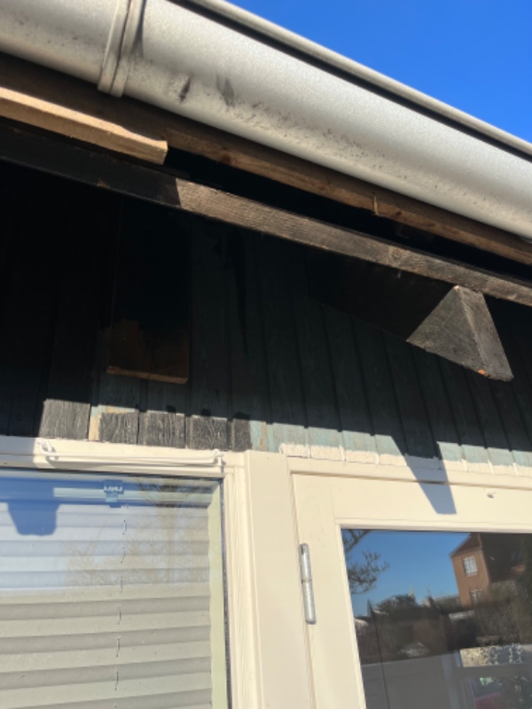 Påsætning af bjælke under tagudhæng