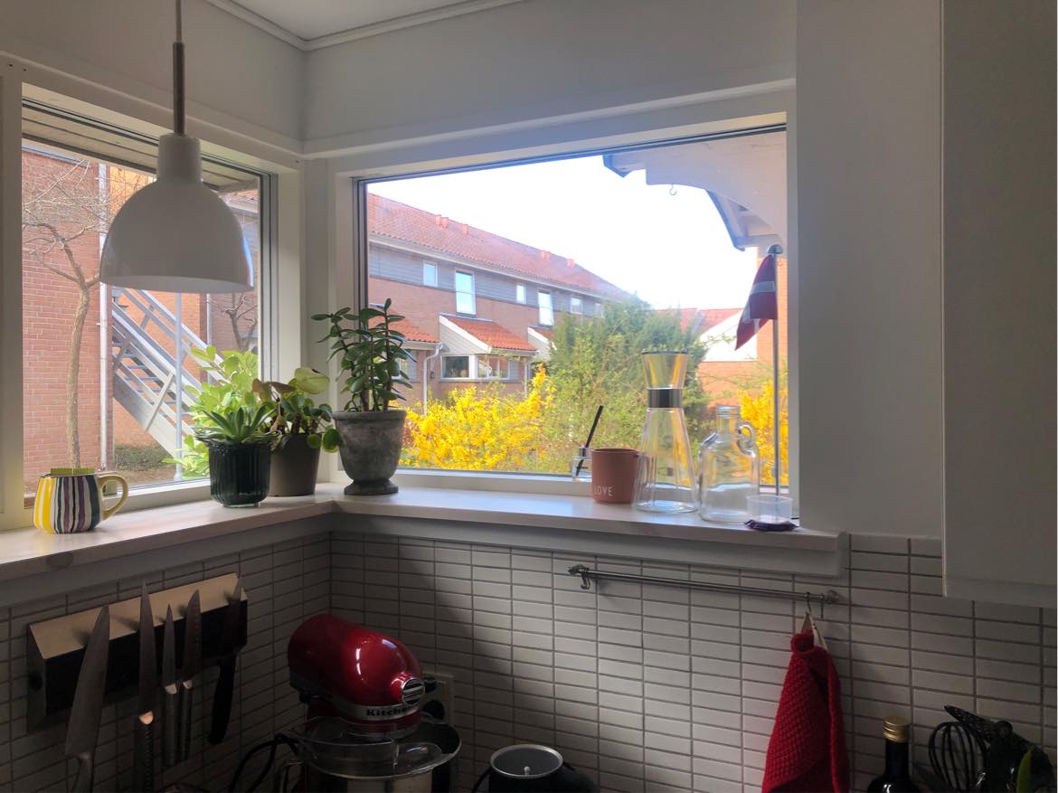 4 persienner skal sættes op, og en lampe sættes op