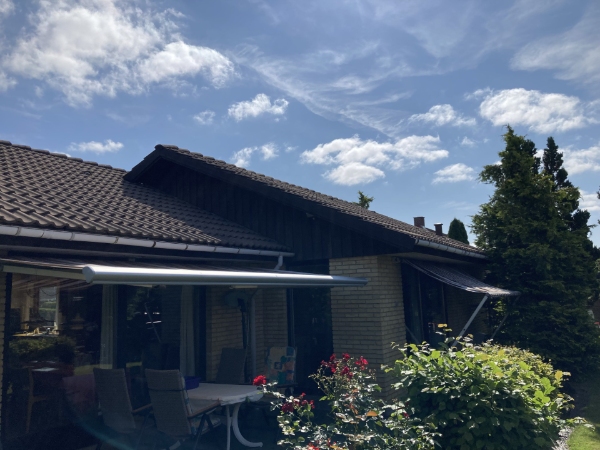 Maling af trægavle på villa