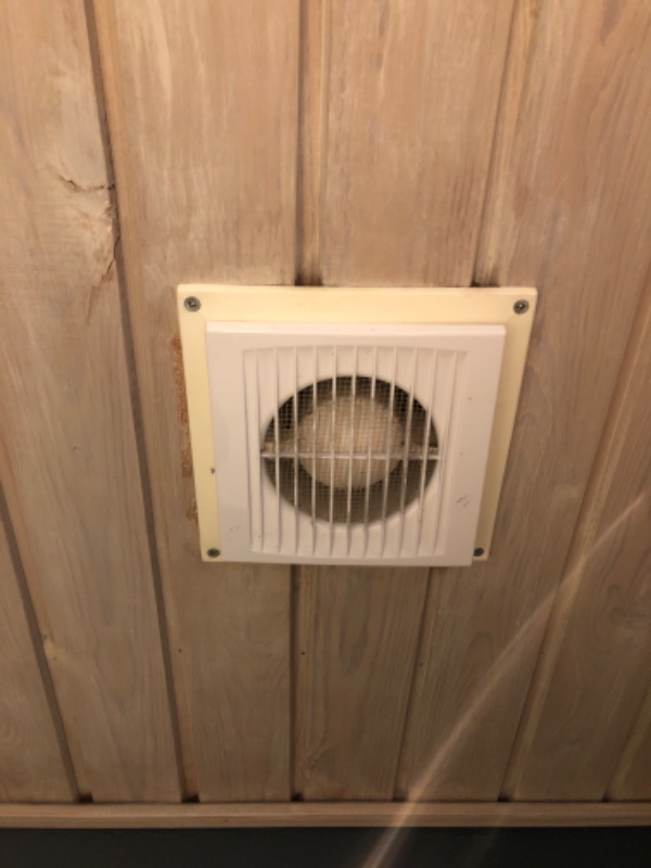 1. Reparere udsugning i badeværelse, 2. Sætte nye gummilister på brusekabine m.m.