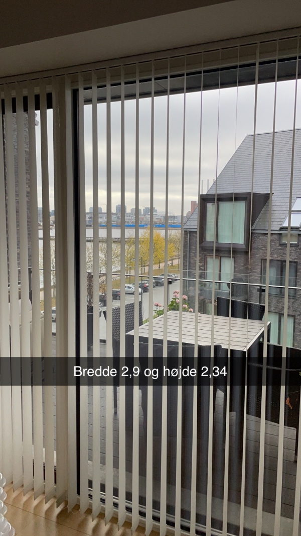 Nedtagning af 5 lamelgardiner og sætte de 4 af dem op hos underboen