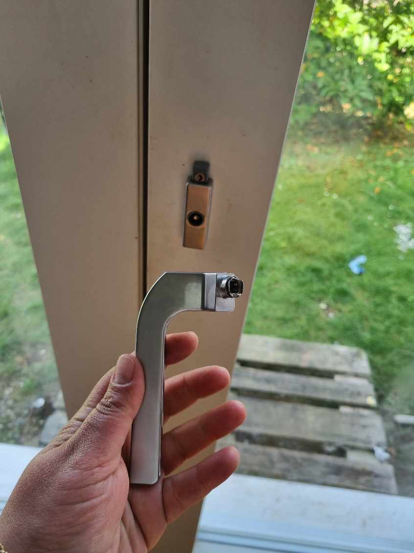 Ordne dørhåndtag som er knækket af