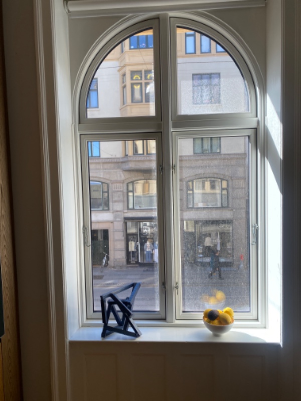 5 vinduer skal pudses ind og ude.