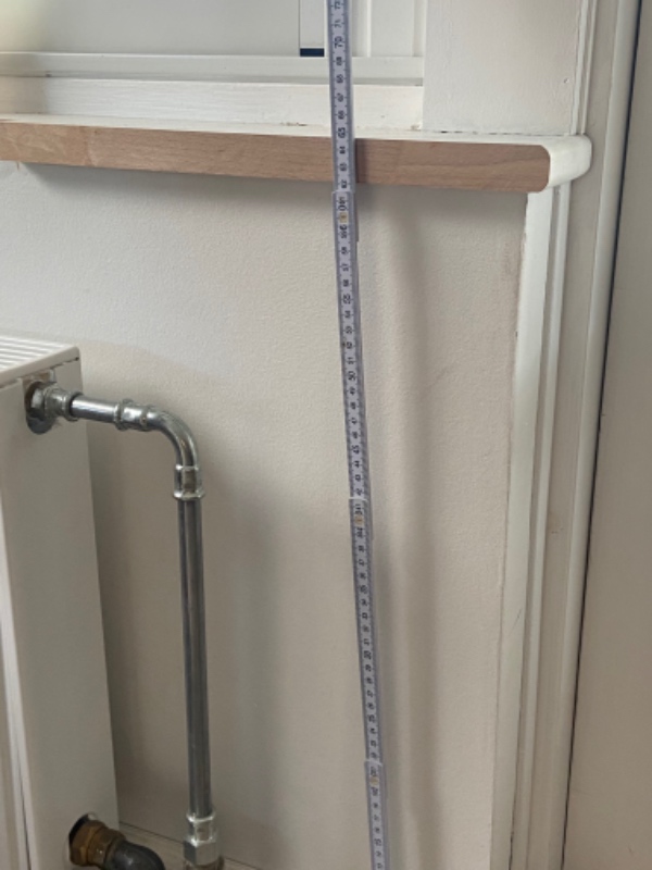 Radiatorskjuler og vindueskarm