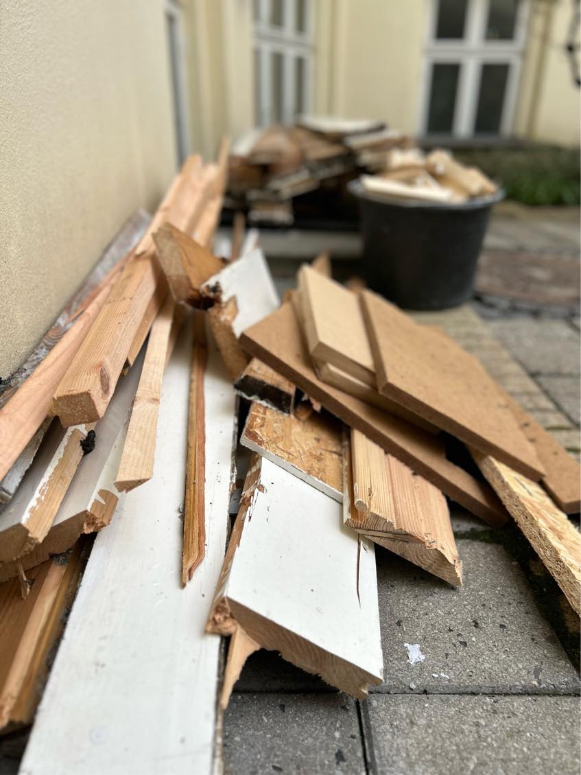 Afhentning af brugt byggemateriale til udsmid