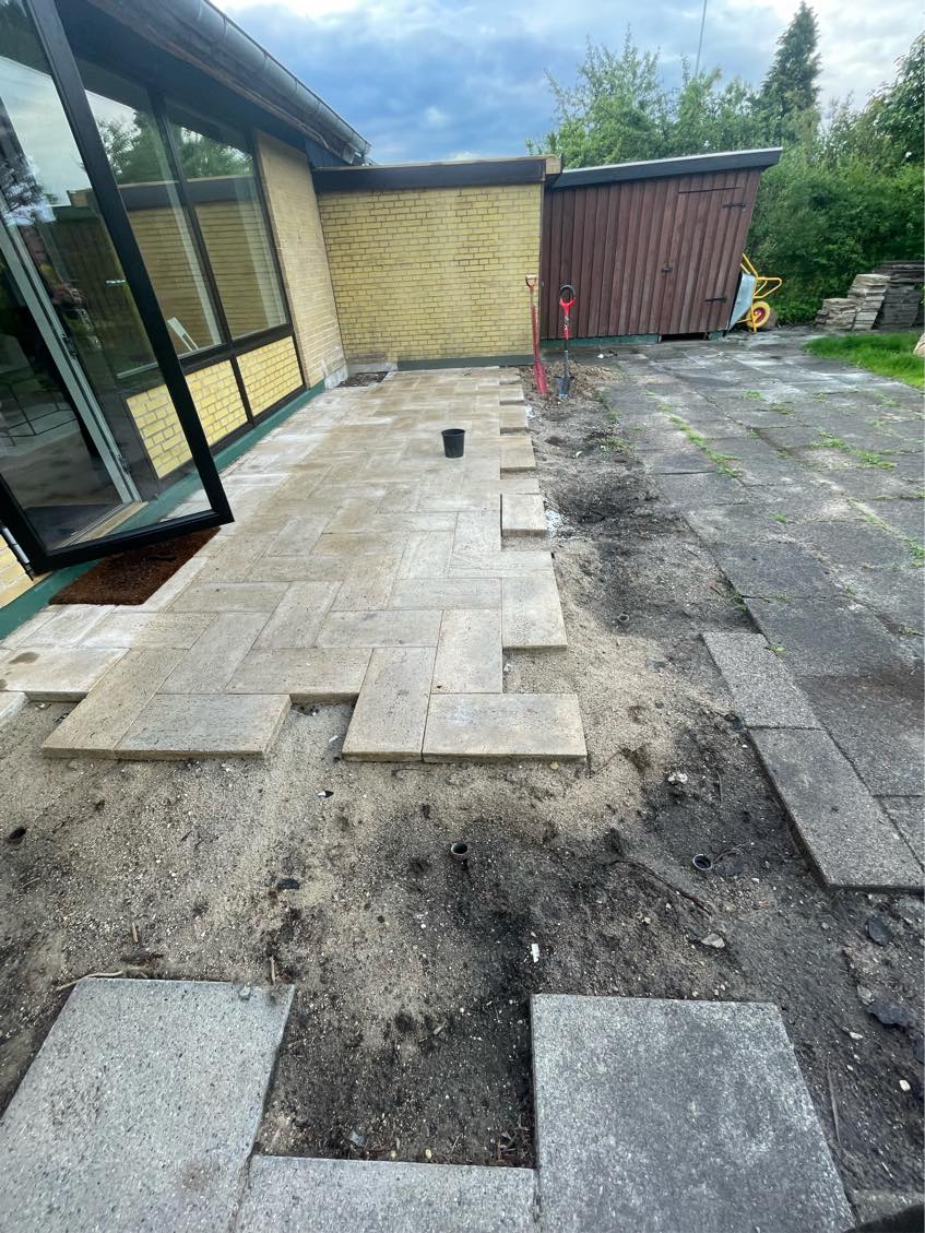 Grav beton stolper op