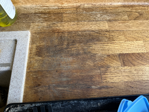 Slibet og lakeret køkkenbordplade.