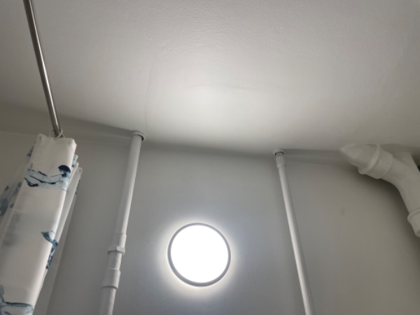 Opsætning af gipsloft og ventilation i badeværelse.