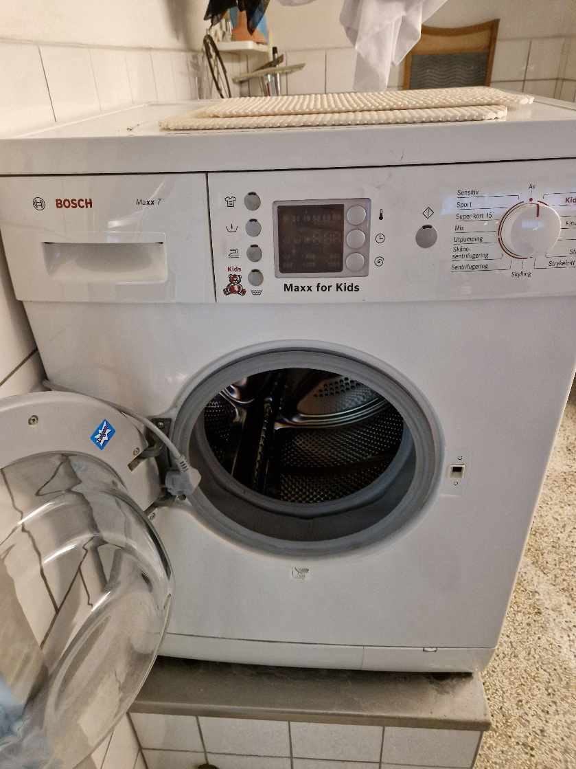 Vaskemaskine larmer - noget sidder fast