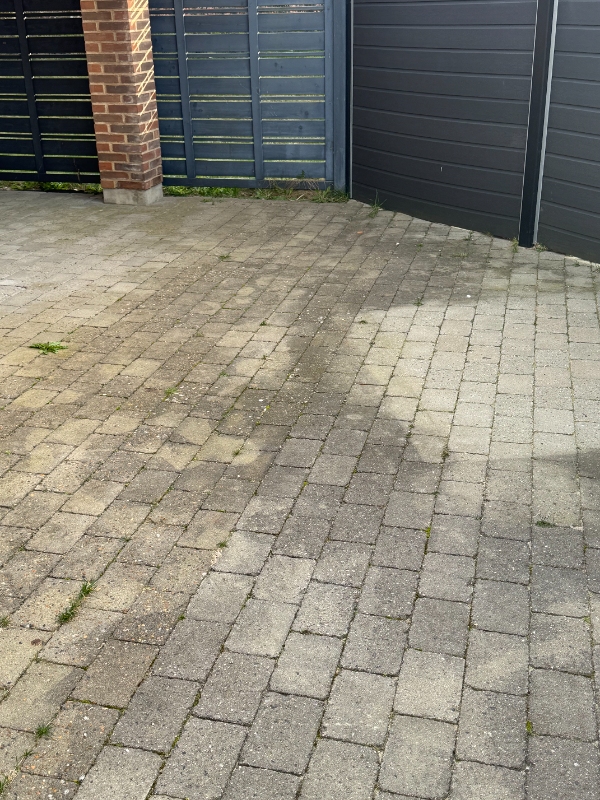 Fliserensning på terrasse