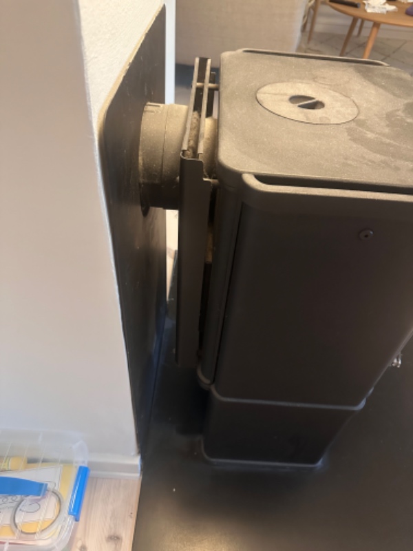 Afmontering og bortskaffelse af brændeovn. Gerne også murerarbejde efterfølgende.