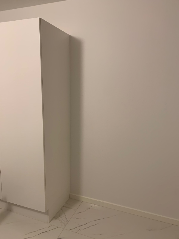 Flytning af to skabe (køkkenskabe) fra to rum til et andet