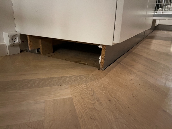 Hjælp til finish - Køkkensokkel, fuge køkkenbord, fuge mellem klinke og gulv