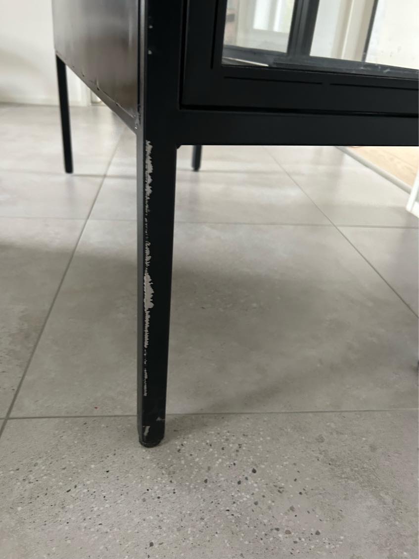 Maling af vitrineskab. Beskadiget under transport