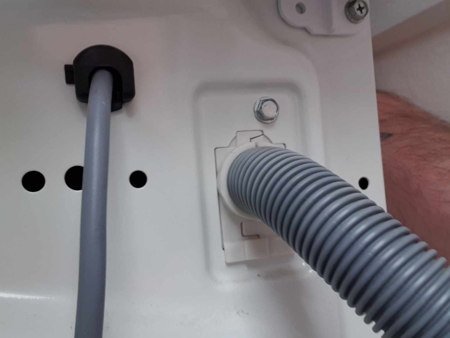 Skiftet afløbsrør på vaskemaskine