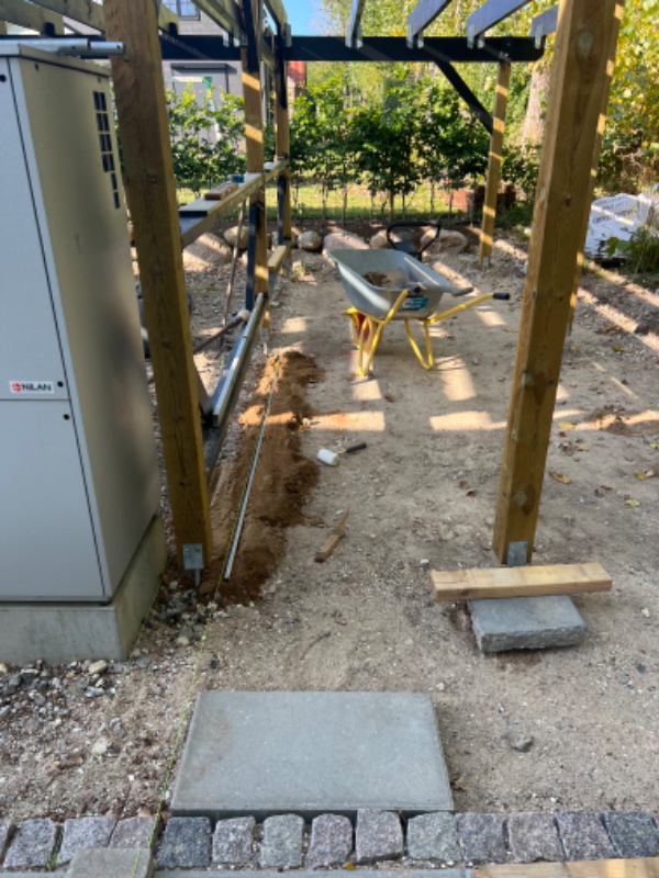 Lægning af 14m2 60x60 fliser, stabilt grus er lagt. Har både fliser og afretter grus