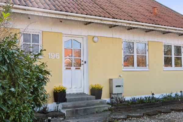 Jeg har en fugtig kælder og vil gerne have det løst evt. med fugtbremse eller efterisolering af ydermur/sokkel