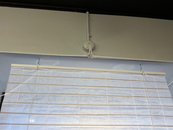 Ophæng af rispapirgardiner og ophængning af knagerække i træ