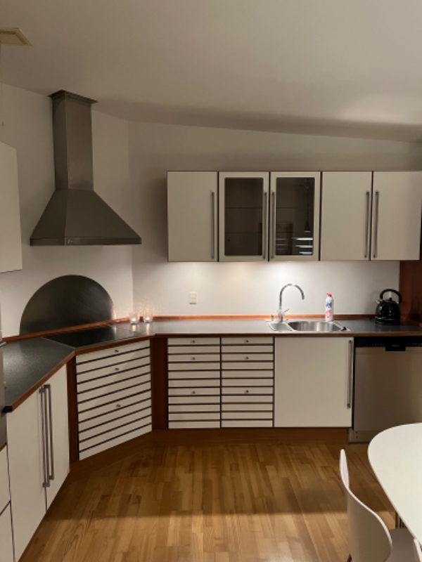 Skift af køkkenbordplade med kogeplader og vask. Se fotos. Bordplader skal skæres til som/efter eksisterede bordplade. Se fotos. Sørger selv for indkøb af bordplader og ny vask.