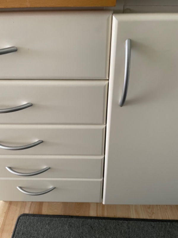 Jeg har en køkkenlåge jeg ikke kan få justeret. Slidte beslag?