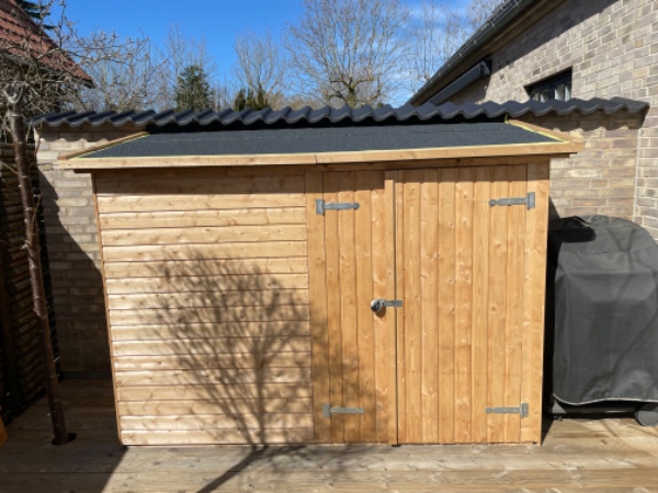 Maling af lille træ udendørs redskabsskur