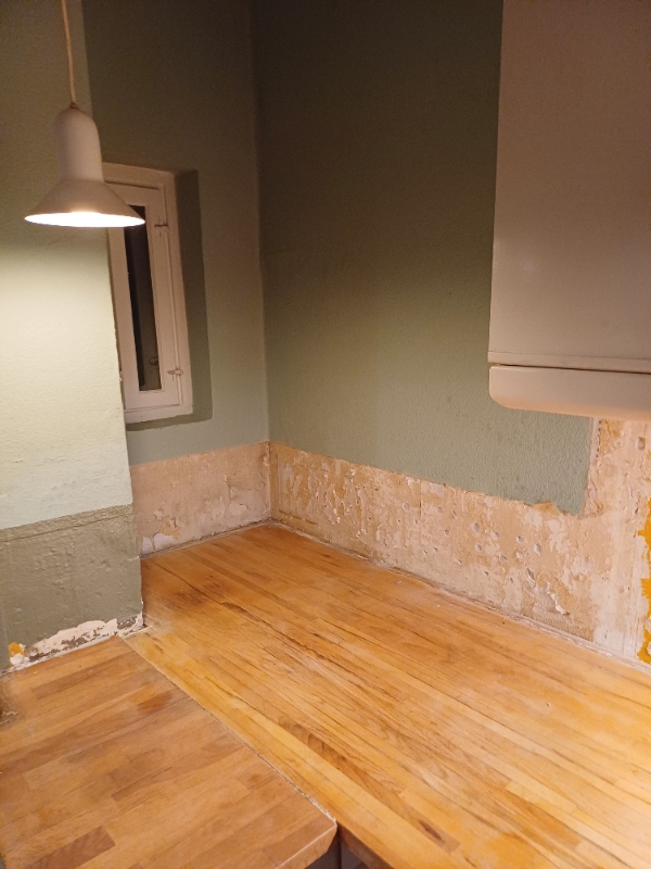 Vi ønsker pudsning af væg efter nedtagning af fliser mellem køkkenbord og  overskabe.