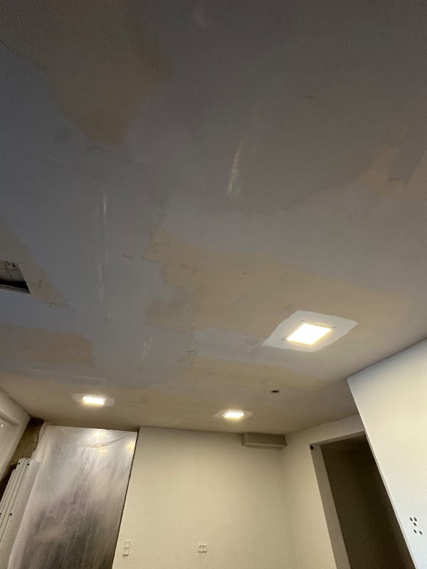 slibning af loft samt maling af loft og vægge