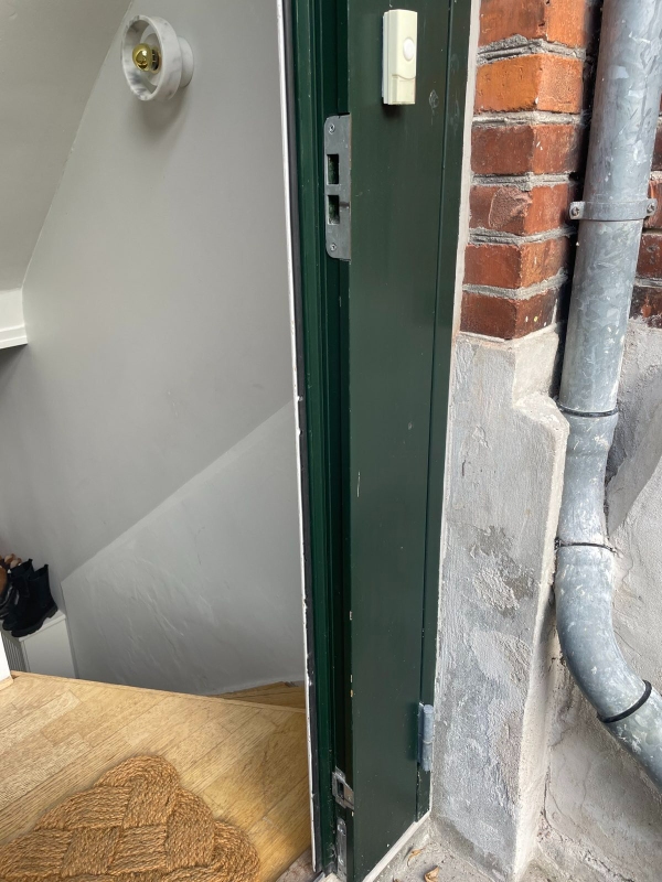 Sat nye tætningslister på vores hoveddør samt to altandøre