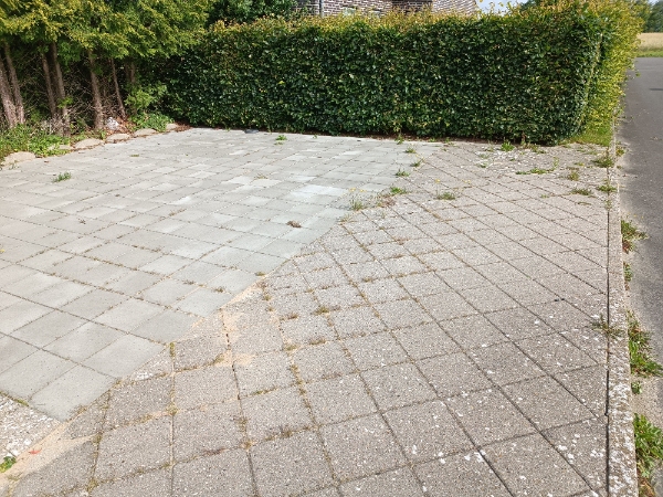 Fjerne ukrudt i stenbed, fliser og vejkant