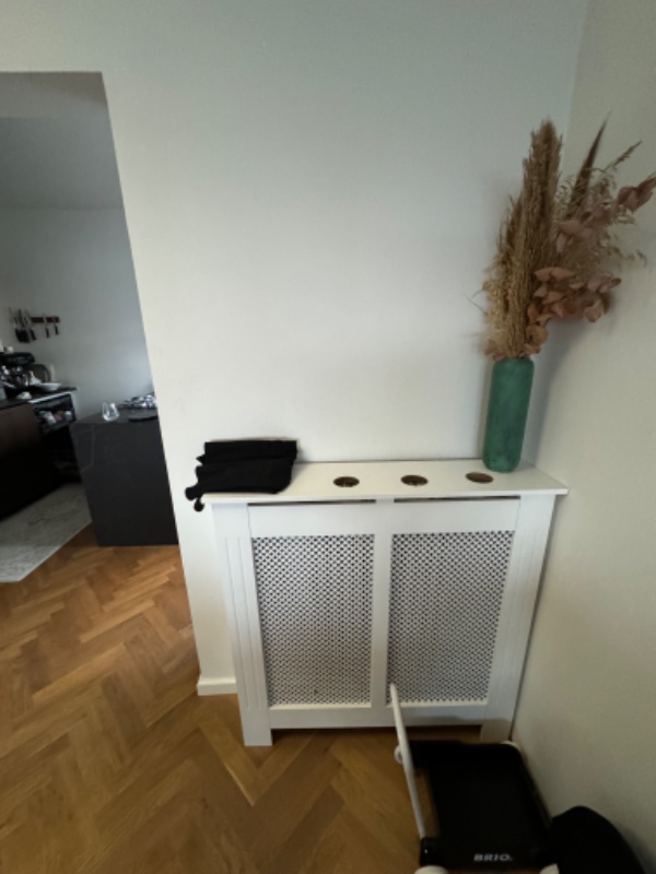 Indbygget reol med radiatorskjuler og nye skydelåger til skab