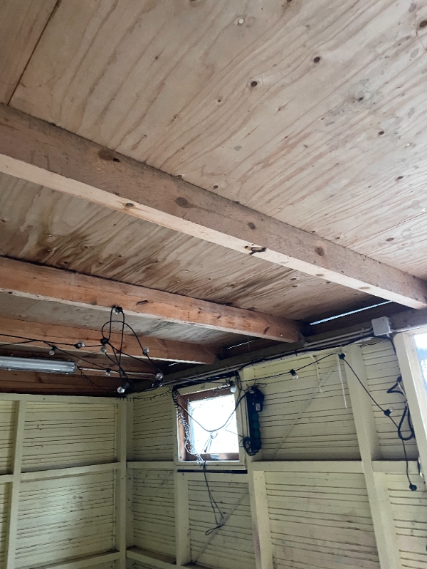 Eksisterende skur, isoleres og beklædes indvendigt