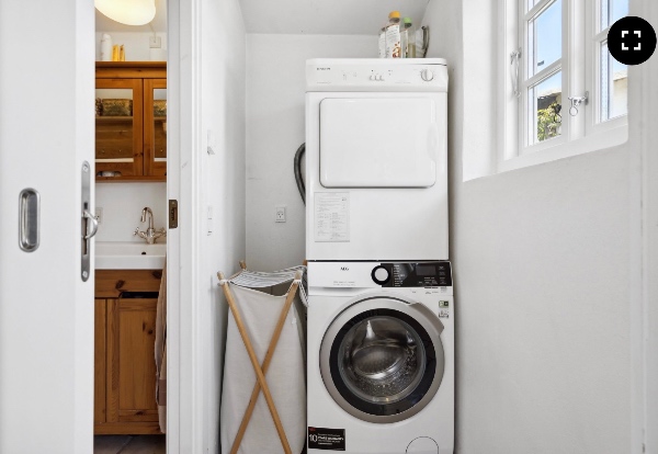 Højskab til vaskemaskine og tørretumbler i fingertappet egetræ