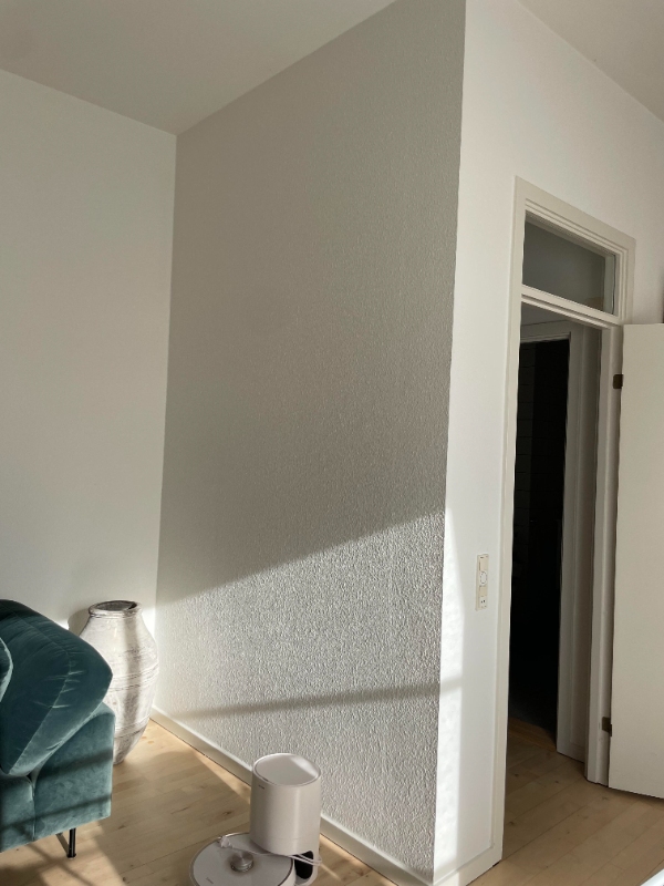 sætte tre hylder hænge tre lamper og et maleri.