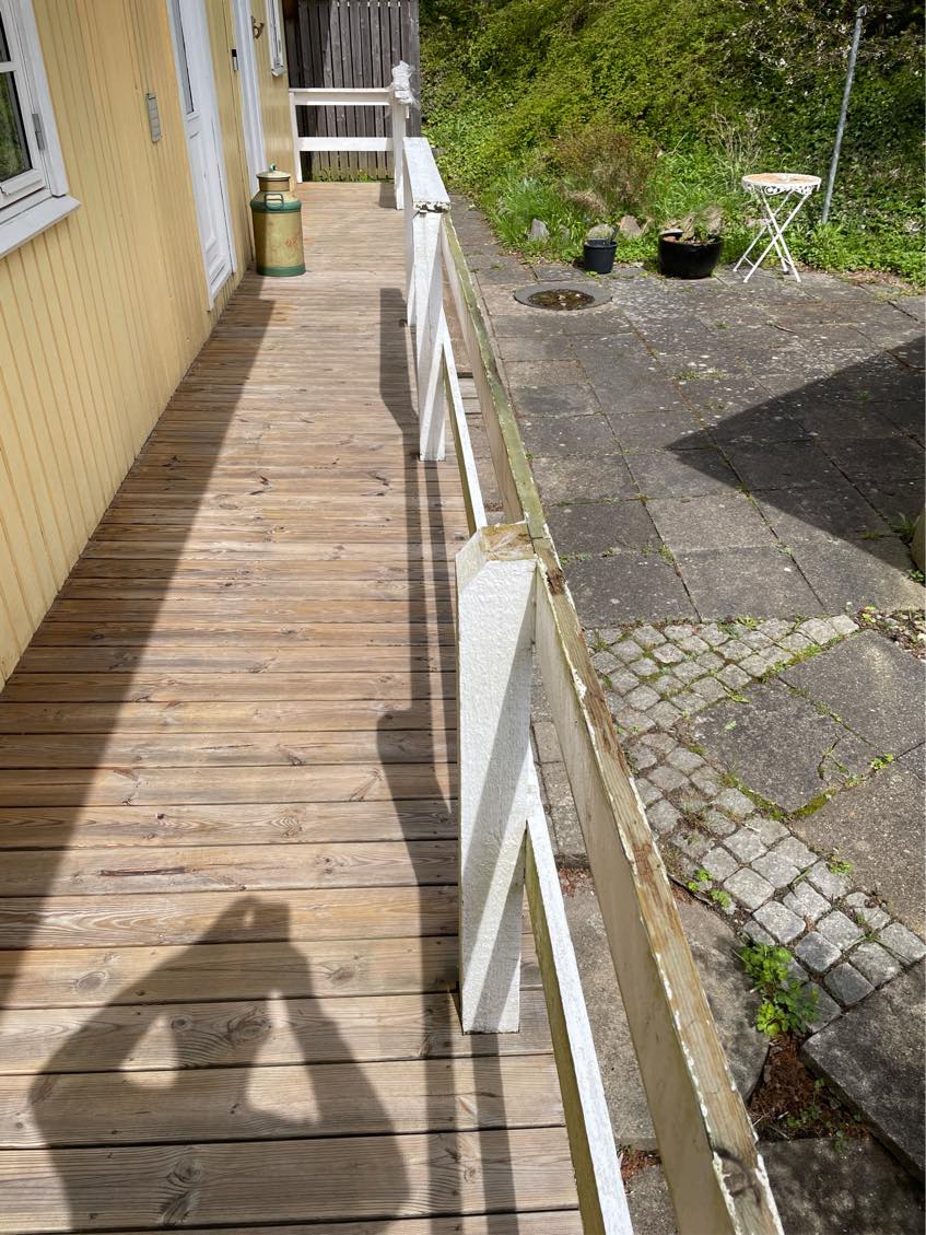 Montere topbrædder på terrasse rækværk.