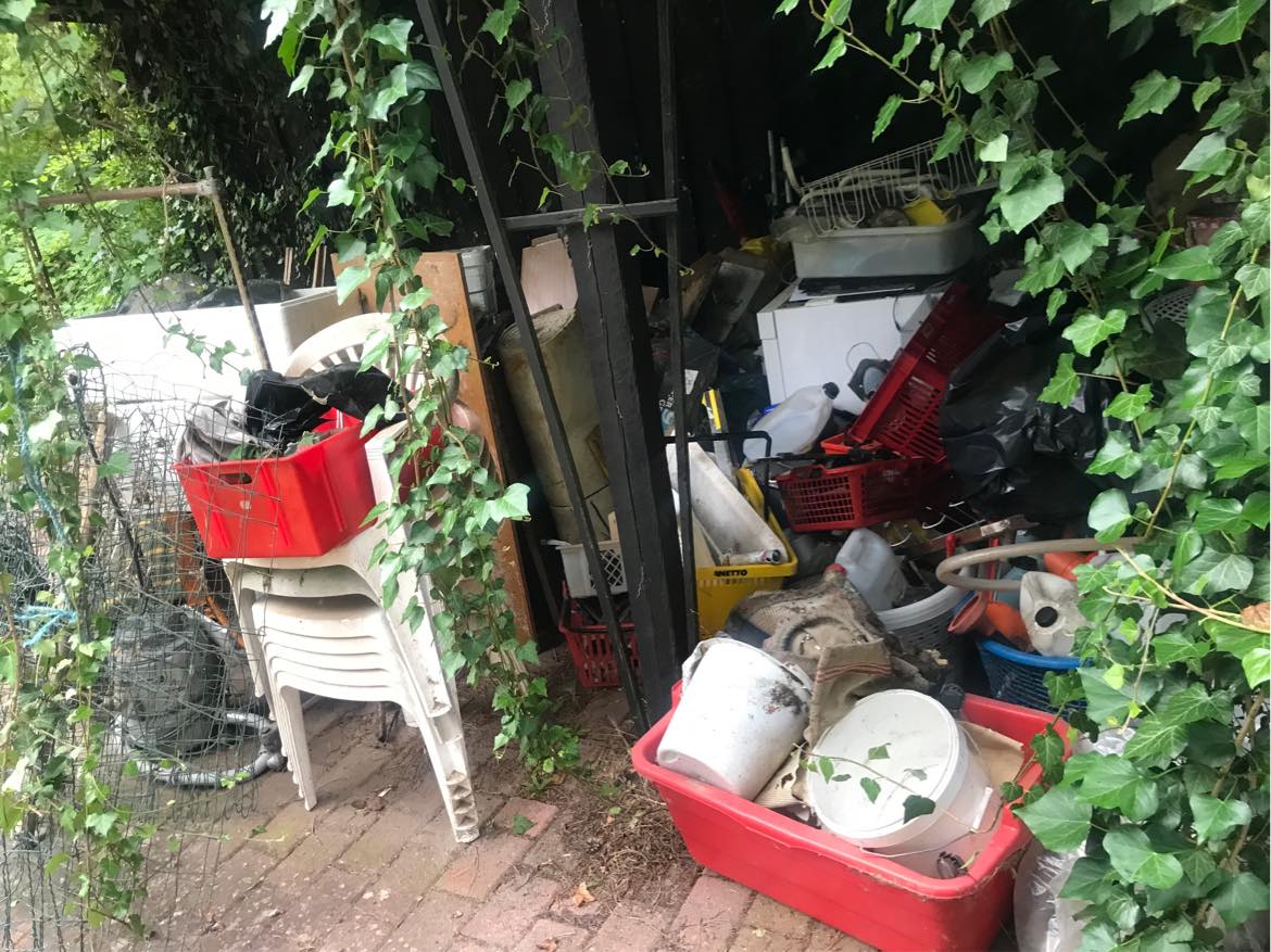 Fjernet affald fra carport