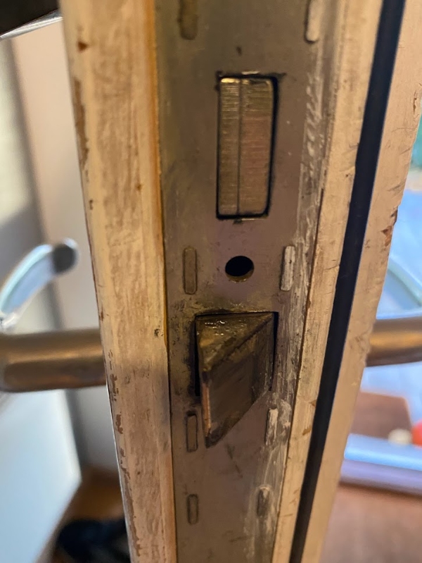 Udskiftet 2 låse i hoveddør og bryggersdør.