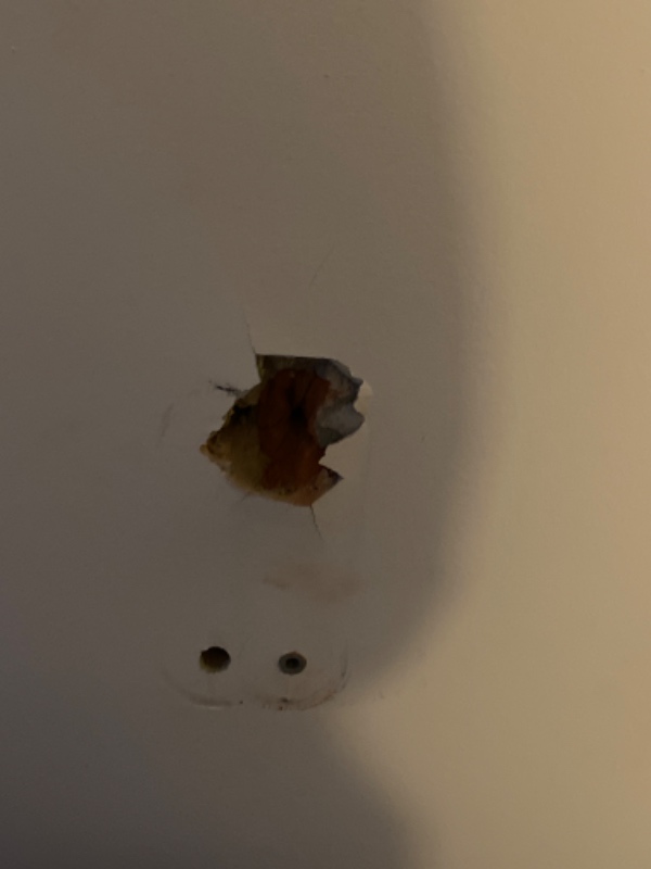 Spartlet hul i væg og sat tv op på væggen