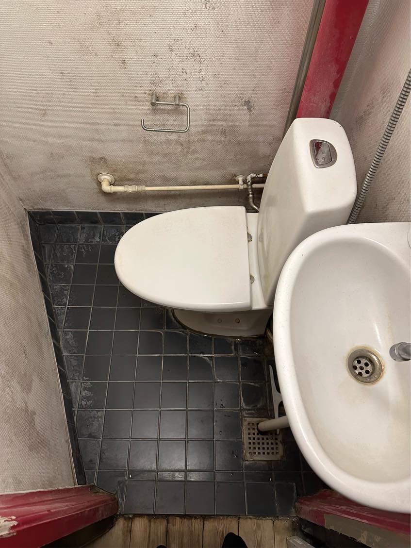 Fjerne gammel tapet/skimmelsvamp. Påfør vådrumsmembran derefter klinker på vægge.