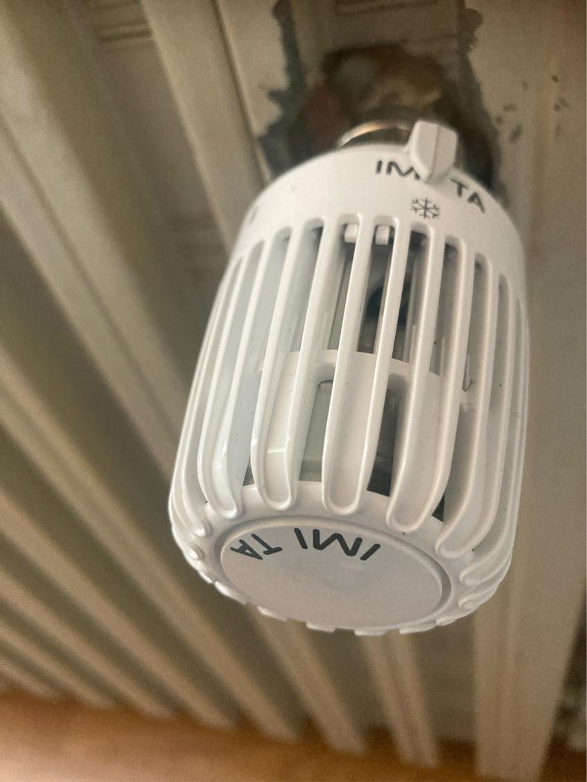 Radiator er stadig lidt varm 