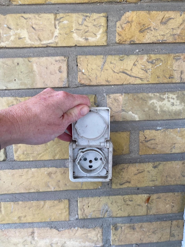 Mangler jord i udendørs stikkontakt