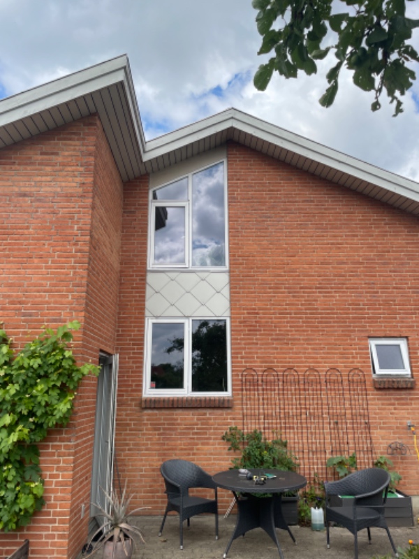 Maling af udhæng rundt om hus og sternbrædder på 3 gavle. Højde til kip på den ene gavl er 6 m.