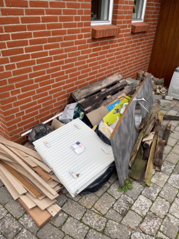 Køre diverse skrald og haveaffald på genbrugsstationen