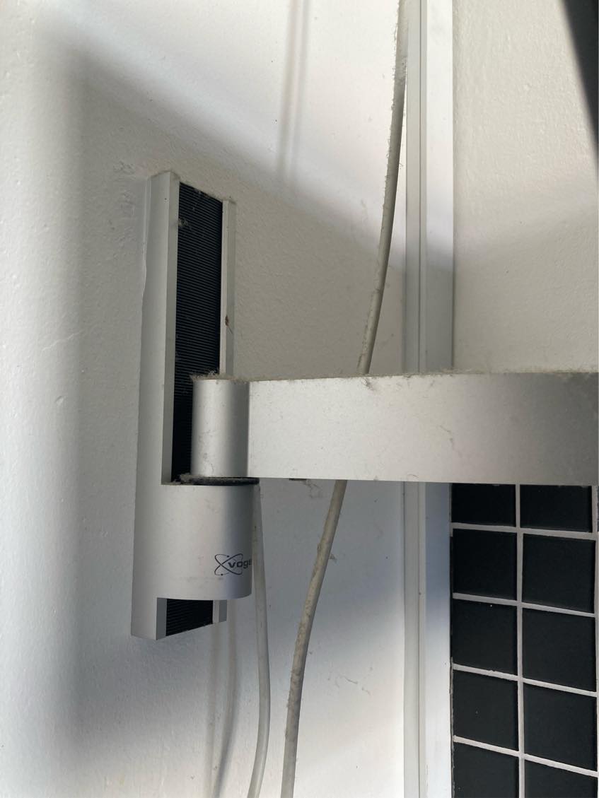 Skiftet toiletbræt og afmonteret et lille fjernsyn