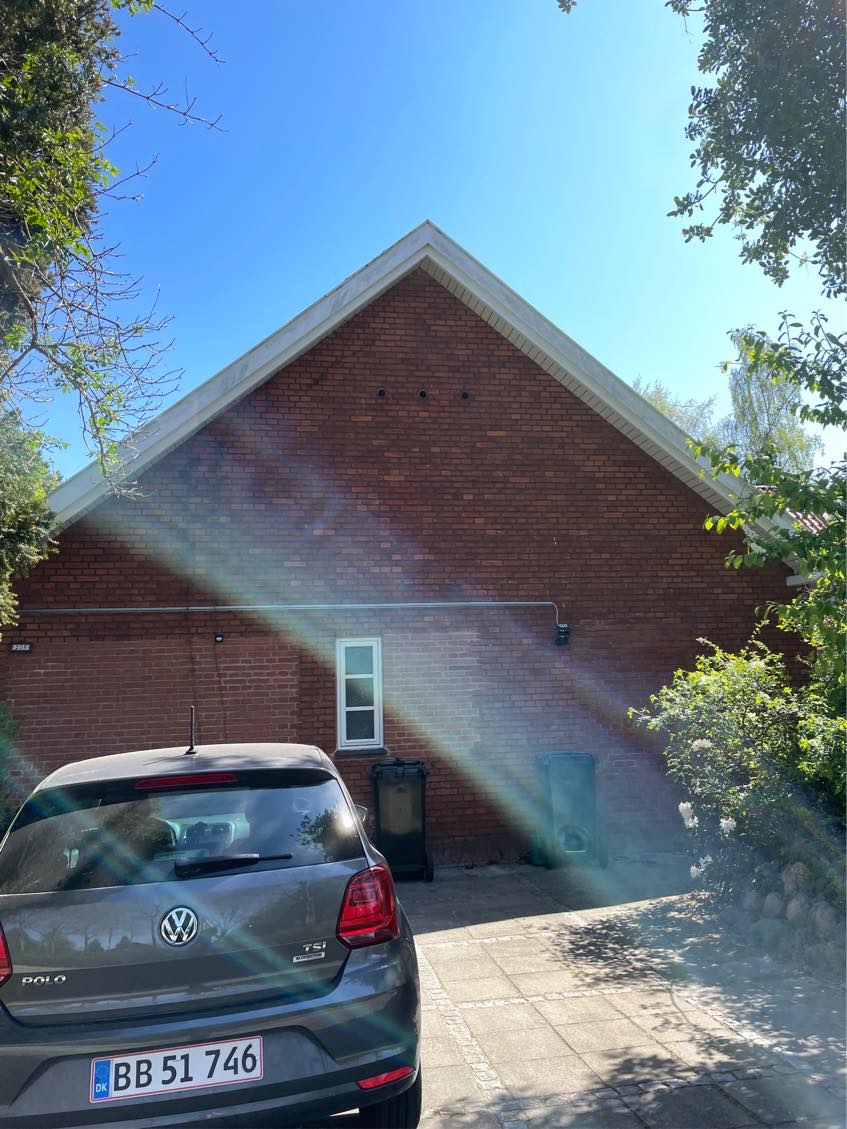 Malet vindskeder m.m på hus med høj rejsning